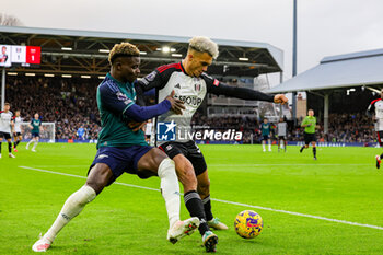 2023-12-31 - Bukayo Saka (7) of Arsenal battles with Antonee Robinson (33) of Fulham during the English championship Premier League football match between Fulham and Arsenal on 31 December 2023 at Craven Cottage in London, England - FOOTBALL - ENGLISH CHAMP - FULHAM V ARSENAL - ENGLISH PREMIER LEAGUE - SOCCER