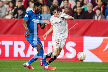 2023-02-16 - Ibrahim Sangare of PSV Eindhoven and Bryan Gil of Sevilla FC during the UEFA Europa League, Play-off, 1st leg football match between Sevilla FC and PSV Eindhoven on February 16, 2023 at Estadio Ramon Sanchez Pizjuan in Sevilla, Spain - FOOTBALL - EUROPA LEAGUE - SEVILLA FC V PSV EINDHOVEN - UEFA EUROPA LEAGUE - SOCCER