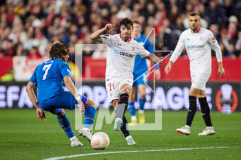 2023-02-16 - Oliver Torres of Sevilla FC and Xavi Simons of PSV Eindhoven during the UEFA Europa League, Play-off, 1st leg football match between Sevilla FC and PSV Eindhoven on February 16, 2023 at Estadio Ramon Sanchez Pizjuan in Sevilla, Spain - FOOTBALL - EUROPA LEAGUE - SEVILLA FC V PSV EINDHOVEN - UEFA EUROPA LEAGUE - SOCCER