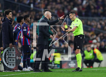 2023-02-16 - Manchester United Manager Erik Ten Hag receives a yellow card, Referee Maurizio Mariani during the UEFA Europa League, Play-off, 1st leg football match between FC Barcelona and Manchester United on February 16, 2023 at Camp Nou stadium in Barcelona, Spain - FOOTBALL - EUROPA LEAGUE - FC BARCELONA V MANCHESTER UNITED - UEFA EUROPA LEAGUE - SOCCER