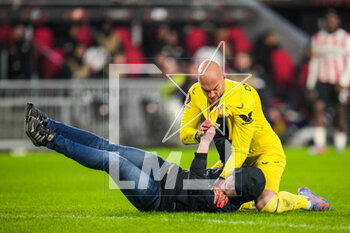 2023-02-23 - Marko Dmitrovic of Sevilla FC fights with a supporter who invaded the pitch during the UEFA Europa League, Play-off, 2nd leg football match between PSV and Sevilla FC on February 23, 2023 at the Philips Stadion in Eindhoven, Netherlands - FOOTBALL - EUROPA LEAGUE - PSV V SEVILLA FC - UEFA EUROPA LEAGUE - SOCCER