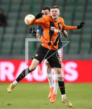 2023-03-09 - Quilindschy Hartman of Feyenoord and Artem Bondarenko of Shakhtar during the UEFA Europa League, Round of 16, 1st leg football match between Shakhtar Donetsk and Feyenoord on March 9, 2023 at Pepsi Arena in Warsaw, Poland - FOOTBALL - EUROPA LEAGUE - SHAKHTAR DONETSK V FEYENOORD - UEFA EUROPA LEAGUE - SOCCER