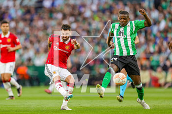 2023-03-17 - Bruno Fernandes (8) of Manchester United and William Carvalho of Real Betis during the UEFA Europa League, Round of 16, 2nd leg football match between Real Betis and Manchester United on 16 March 2023 at Estadio Benito Villamarin in Seville, Spain - FOOTBALL - EUROPA LEAGUE - REAL BETIS V MANCHESTER UNITED - UEFA EUROPA LEAGUE - SOCCER