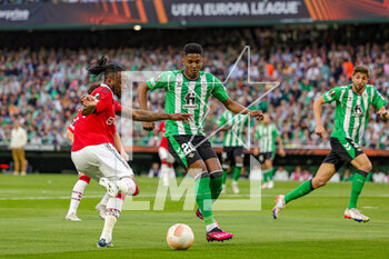 2023-03-17 - Aaron Wan-Bissaka (29) of Manchester United and Abner Vinicius of Real Betis during the UEFA Europa League, Round of 16, 2nd leg football match between Real Betis and Manchester United on 16 March 2023 at Estadio Benito Villamarin in Seville, Spain - FOOTBALL - EUROPA LEAGUE - REAL BETIS V MANCHESTER UNITED - UEFA EUROPA LEAGUE - SOCCER