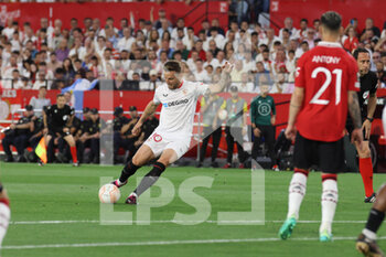 2023-04-20 - Ivan Rakitic (#10 - Sevilla FC) shot - SEVILLA FC VS MANCHESTER UNITED - UEFA EUROPA LEAGUE - SOCCER