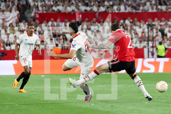 2023-04-20 - Lucas Ocampos (#55 - Sevilla FC) plays the ball with his heel while pressed by Victor Lindelof (#2 - Manchester United) - SEVILLA FC VS MANCHESTER UNITED - UEFA EUROPA LEAGUE - SOCCER
