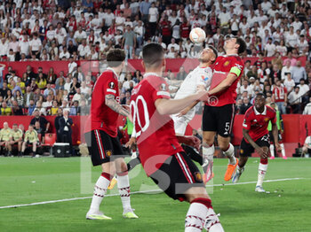 2023-04-20 - Harry Maguire (#5 - Manchester United) vies the ball with Lucas Ocampos (#55 - Sevilla FC) - SEVILLA FC VS MANCHESTER UNITED - UEFA EUROPA LEAGUE - SOCCER
