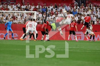 2023-04-20 - Loic Badé (#44 - Sevilla FC) scores  a goal with an headshot - SEVILLA FC VS MANCHESTER UNITED - UEFA EUROPA LEAGUE - SOCCER