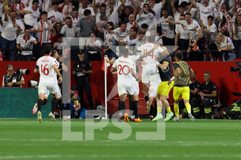 2023-04-20 - Sevilla players celebrating Loic Badé (#44 - Sevilla FC) goal - SEVILLA FC VS MANCHESTER UNITED - UEFA EUROPA LEAGUE - SOCCER