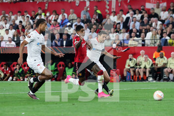 2023-04-20 - Marcus Rashford (#10 - Manchester United) vies the ball with Jesus Navas (#16 - Sevilla FC) - SEVILLA FC VS MANCHESTER UNITED - UEFA EUROPA LEAGUE - SOCCER