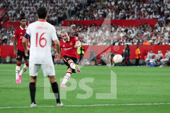 2023-04-20 - Christian Eriksen (#14 - Manchester United) shot - SEVILLA FC VS MANCHESTER UNITED - UEFA EUROPA LEAGUE - SOCCER