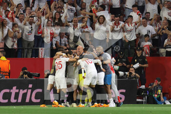 2023-04-20 - Sevilla players celebrate their third goal - SEVILLA FC VS MANCHESTER UNITED - UEFA EUROPA LEAGUE - SOCCER