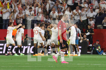 2023-04-20 - Christian Eriksen (#14 - Manchester United) sadness while Sevilla players celebrate a goal - SEVILLA FC VS MANCHESTER UNITED - UEFA EUROPA LEAGUE - SOCCER