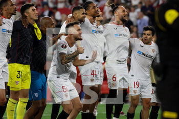 2023-04-20 - Sevilla FC players celebrating qualification to UEFA Europa League semifinals - SEVILLA FC VS MANCHESTER UNITED - UEFA EUROPA LEAGUE - SOCCER