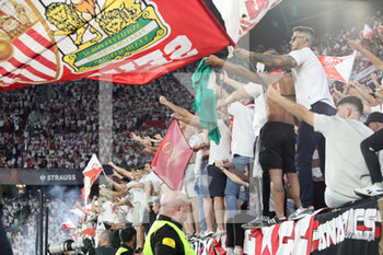2023-04-20 - Sevilla FC supporters celebrating victory - SEVILLA FC VS MANCHESTER UNITED - UEFA EUROPA LEAGUE - SOCCER