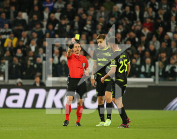 2023-04-13 - Refereevshwing a yellow card to Gonçalo Inácio of Sporting CP during the Uefa Europa League, football match between Juventus Fc and Sporting Cp on 13 April 2023 at Allianz Stadium, Turin, Italy. Photo Nderim Kaceli - QUARTER-FINALS - JUVENTUS FC VS SPORTING SP - UEFA EUROPA LEAGUE - SOCCER