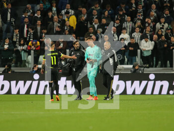 2023-04-13 - Wojciech Szczesny of Juventus leaving the pitch after injury during the Uefa Europa League, football match between Juventus Fc and Sporting Cp on 13 April 2023 at Allianz Stadium, Turin, Italy. Photo Nderim Kaceli - QUARTER-FINALS - JUVENTUS FC VS SPORTING SP - UEFA EUROPA LEAGUE - SOCCER