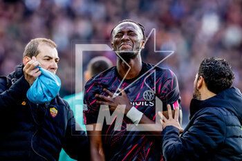 2023-04-13 - Tammy Abraham of AS Roma leaving the pitch with a injury during the UEFA Europa League, Quarter-finals, 1st leg football match between Feyenoord and AS Roma on April 13, 2023 at Stadion Feijenoord 'De Kuip' in Rotterdam, Netherlands - FOOTBALL - EUROPA LEAGUE - FEYENOORD V ROMA - UEFA EUROPA LEAGUE - SOCCER