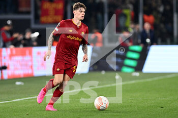 2023-04-20 - Nicola Zalewski of AS Roma during the UEFA Europa League match between AS Roma and Feyenoord at Stadio Olimpico on April 20, 2023 in Rome, Italy. - QUARTER FINALS - ROMA VS FEYENOORD - UEFA EUROPA LEAGUE - SOCCER
