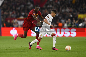 2023-05-11 - Tammy Abraham of A.S. Roma and Piero Hincapie of Bayer 04 Leverkusen during the first leg of the Semi-final of the UEFA Europa League between A.S. Roma vs Bayer 04 Leverkusen on May 11, 2023 at the Stadio Olimpico in Rome. - SEMIFINAL - AS ROMA VS BAYER 04 LEVERKUSEN - UEFA EUROPA LEAGUE - SOCCER