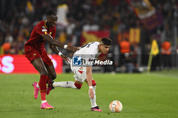 2023-05-11 - Tammy Abraham of A.S. Roma and Piero Hincapie of Bayer 04 Leverkusen during the first leg of the Semi-final of the UEFA Europa League between A.S. Roma vs Bayer 04 Leverkusen on May 11, 2023 at the Stadio Olimpico in Rome. - SEMIFINAL - AS ROMA VS BAYER 04 LEVERKUSEN - UEFA EUROPA LEAGUE - SOCCER