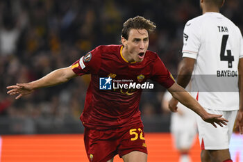 2023-05-11 - Edoardo Bove of A.S. Roma celebrates after scoring the 1-0 during the first leg of the Semi-final of the UEFA Europa League between A.S. Roma vs Bayer 04 Leverkusen on May 11, 2023 at the Stadio Olimpico in Rome. - SEMIFINAL - AS ROMA VS BAYER 04 LEVERKUSEN - UEFA EUROPA LEAGUE - SOCCER