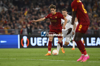 2023-05-11 - Edoardo Bove of A.S. Roma during the first leg of the Semi-final of the UEFA Europa League between A.S. Roma vs Bayer 04 Leverkusen on May 11, 2023 at the Stadio Olimpico in Rome. - SEMIFINAL - AS ROMA VS BAYER 04 LEVERKUSEN - UEFA EUROPA LEAGUE - SOCCER