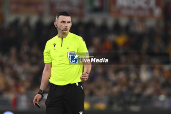 2023-05-11 - Referee Michael Oliver (ENG) during the first leg of the Semi-final of the UEFA Europa League between A.S. Roma vs Bayer 04 Leverkusen on May 11, 2023 at the Stadio Olimpico in Rome. - SEMIFINAL - AS ROMA VS BAYER 04 LEVERKUSEN - UEFA EUROPA LEAGUE - SOCCER