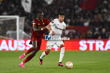 2023-05-11 - Piero Hincapie of Bayer 04 Leverkusen and Tammy Abraham of A.S. Roma during the first leg of the Semi-final of the UEFA Europa League between A.S. Roma vs Bayer 04 Leverkusen on May 11, 2023 at the Stadio Olimpico in Rome. - SEMIFINAL - AS ROMA VS BAYER 04 LEVERKUSEN - UEFA EUROPA LEAGUE - SOCCER