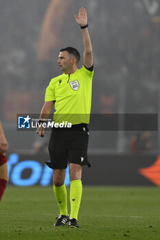 2023-05-11 - Referee Michael Oliver (ENG) during the first leg of the Semi-final of the UEFA Europa League between A.S. Roma vs Bayer 04 Leverkusen on May 11, 2023 at the Stadio Olimpico in Rome. - SEMIFINAL - AS ROMA VS BAYER 04 LEVERKUSEN - UEFA EUROPA LEAGUE - SOCCER