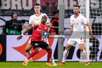 2023-05-18 - Moussa Diaby of Bayer 04 Leverkusen battle for possession with Gianluca Mancini of AS Roma during the UEFA Europa League, Semi-finals, 2nd leg football match between Bayer 04 Leverkusen and AS Roma on May 18, 2023 at BayArena in Leverkusen, Germany - FOOTBALL - EUROPA LEAGUE - LEVERKUSEN V ROMA - UEFA EUROPA LEAGUE - SOCCER