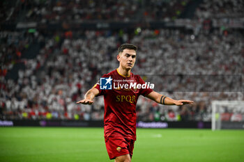2023-05-31 - AS Roma’s Paulo Dybala trying to keep calm the AS Roma supporters during Europe League final soccer match between AS Roma vs. Sevilla at the Puskas Arena in Budapest, Hungary, 31st of May 2023 - FINAL - SEVILLA FC VS AS ROMA - UEFA EUROPA LEAGUE - SOCCER