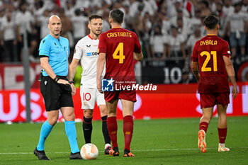 2023-05-31 - AS Roma’s Bryan Cristante talks with refree during Europe League final soccer match between AS Roma vs. Sevilla at the Puskas Arena in Budapest, Hungary, 31st of May 2023 - FINAL - SEVILLA FC VS AS ROMA - UEFA EUROPA LEAGUE - SOCCER