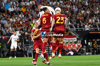 2023-05-31 - AS Roma’s Gianluca Mancini overhead kick during Europe League final soccer match between AS Roma vs. Sevilla at the Puskas Arena in Budapest, Hungary, 31st of May 2023 - FINAL - SEVILLA FC VS AS ROMA - UEFA EUROPA LEAGUE - SOCCER