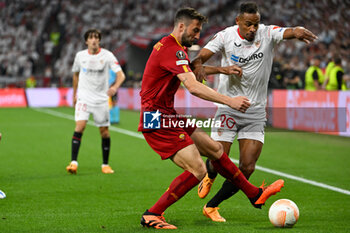 2023-05-31 - Sevilla FC’s Fernando and AS Roma’s Bryan Cristante during Europe League final soccer match between AS Roma vs. Sevilla at the Puskas Arena in Budapest, Hungary, 31st of May 2023 - FINAL - SEVILLA FC VS AS ROMA - UEFA EUROPA LEAGUE - SOCCER