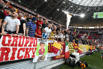 2023-05-31 - AS Roma supporters during Europe League final soccer match between AS Roma vs. Sevilla at the Puskas Arena in Budapest, Hungary, 31st of May 2023 - FINAL - SEVILLA FC VS AS ROMA - UEFA EUROPA LEAGUE - SOCCER