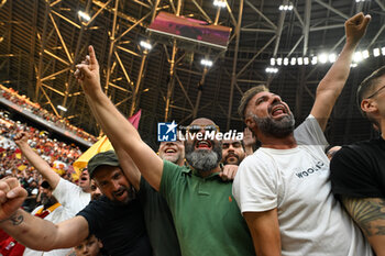 2023-05-31 - aAS Roma supporters during Europe League final soccer match between AS Roma vs. Sevilla at the Puskas Arena in Budapest, Hungary, 31st of May 2023 - FINAL - SEVILLA FC VS AS ROMA - UEFA EUROPA LEAGUE - SOCCER