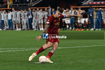 2023-05-31 - AS Roma’s Gianluca Mancini shoots a penalty kick during Europe League final soccer match between AS Roma vs. Sevilla at the Puskas Arena in Budapest, Hungary, 31st of May 2023 - FINAL - SEVILLA FC VS AS ROMA - UEFA EUROPA LEAGUE - SOCCER