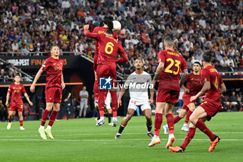 2023-05-31 - AS Roma’s Roger Ibanez overhead kick during Europe League final soccer match between AS Roma vs. Sevilla at the Puskas Arena in Budapest, Hungary, 31st of May 2023 - FINAL - SEVILLA FC VS AS ROMA - UEFA EUROPA LEAGUE - SOCCER