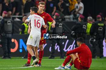 2023-05-31 - Sevilla FC’s Jesus Navas hugs AS Roma’s Diego Llorente shows his disappointment after the Europe League final soccer match between AS Roma vs. Sevilla at the Puskas Arena in Budapest, Hungary, 31st of May 2023 won by Sevilla FC - FINAL - SEVILLA FC VS AS ROMA - UEFA EUROPA LEAGUE - SOCCER