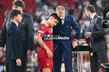 2023-05-31 - AS Roma’s Paulo Dybala shows his disappointment during Europe League final prize-giving ceremony between AS Roma vs. Sevilla at the Puskas Arena in Budapest, Hungary, 31st of May 2023 - FINAL - SEVILLA FC VS AS ROMA - UEFA EUROPA LEAGUE - SOCCER