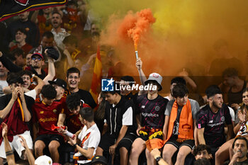 2023-05-31 - The fans of the A.S. Roma as they watch the 2022/23 UEFA Europa League Final between Sevilla F.C. against AS Roma at Stadio Olimpico on May 31, 2022 in Rome, Italy - EUROLEAGUE FINAL SEVILLA VS ROMA - MAXISCREEN STADIO OLIMPICO - UEFA EUROPA LEAGUE - SOCCER