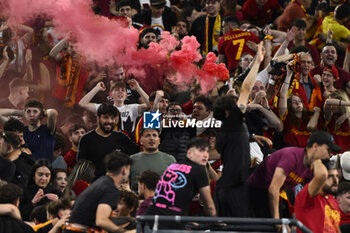 2023-05-31 - The fans of the A.S. Roma as they watch the 2022/23 UEFA Europa League Final between Sevilla F.C. against AS Roma at Stadio Olimpico on May 31, 2022 in Rome, Italy - EUROLEAGUE FINAL SEVILLA VS ROMA - MAXISCREEN STADIO OLIMPICO - UEFA EUROPA LEAGUE - SOCCER