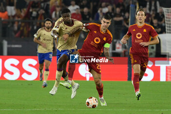 2023-10-05 - Gianluca Mancini (AS Roma); Chris Bedia (Servette FC)  during the UEFA Europa League 2023-2024 football match between AS Roma and Servette FC at the Olympic Stadium in Rome on 05 October 2023. - AS ROMA VS SERVETTE FC - UEFA EUROPA LEAGUE - SOCCER