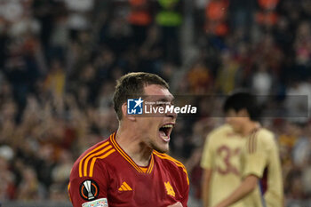 2023-10-05 - Andrea Belotti (AS Roma); celebrates after scoring the goal 4-0  during the UEFA Europa League 2023-2024 football match between AS Roma and Servette FC at the Olympic Stadium in Rome on 05 October 2023. - AS ROMA VS SERVETTE FC - UEFA EUROPA LEAGUE - SOCCER