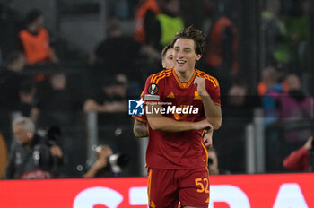 2023-10-26 - Edoardo Bove (AS Roma); celebrates after scoring the goal 1-0 during the UEFA Europa League 2023-2024 football match between AS Roma and SK Slavia Praha Group G at the Olympic Stadium in Rome on 26 October 2023. - AS ROMA VS SK SLAVIA PRAHA - UEFA EUROPA LEAGUE - SOCCER