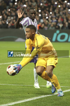 2023-11-09 - Toulouse goalkeeper Guillaume Restes, Moussa Diarra of Toulouse during the UEFA Europa League, Group E football match between Toulouse FC and Liverpool FC on November 9, 2023 at the Stadium in Toulouse, France - FOOTBALL - EUROPA LEAGUE - TOULOUSE V LIVERPOOL - UEFA EUROPA LEAGUE - SOCCER