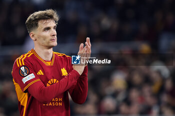 2023-12-14 - Diego Llorente of Roma greets his fans during the UEFA Europa League, Group G football match between AS Roma and FC Sheriff on December 14, 2023 at Stadio Olimpico in Rome, Italy - FOOTBALL - EUROPA LEAGUE - ROMA V SHERIFF - UEFA EUROPA LEAGUE - SOCCER