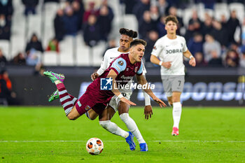 2023-12-14 - Konstantinos Mavropanos (15) of West Ham United goes down under the challenge from Junior Adamu (20) of SC Freiburg during the UEFA Europa League, Group A football match between West Ham United and Freiburg on 14 December 2023 at the London Stadium in London, England - FOOTBALL - EUROPA LEAGUE - WEST HAM V FREIBURG - UEFA EUROPA LEAGUE - SOCCER