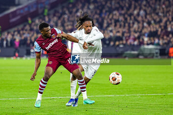 2023-12-14 - Mohammed Kudus (14) of West Ham United tussles with Jordy Makengo (33) of SC Freiburg during the UEFA Europa League, Group A football match between West Ham United and Freiburg on 14 December 2023 at the London Stadium in London, England - FOOTBALL - EUROPA LEAGUE - WEST HAM V FREIBURG - UEFA EUROPA LEAGUE - SOCCER
